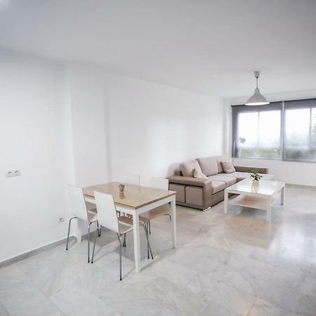 Apartamento En La Carihuela Con Piscina Y Parking, Al Lado De La Playa Leilighet Torremolinos Eksteriør bilde