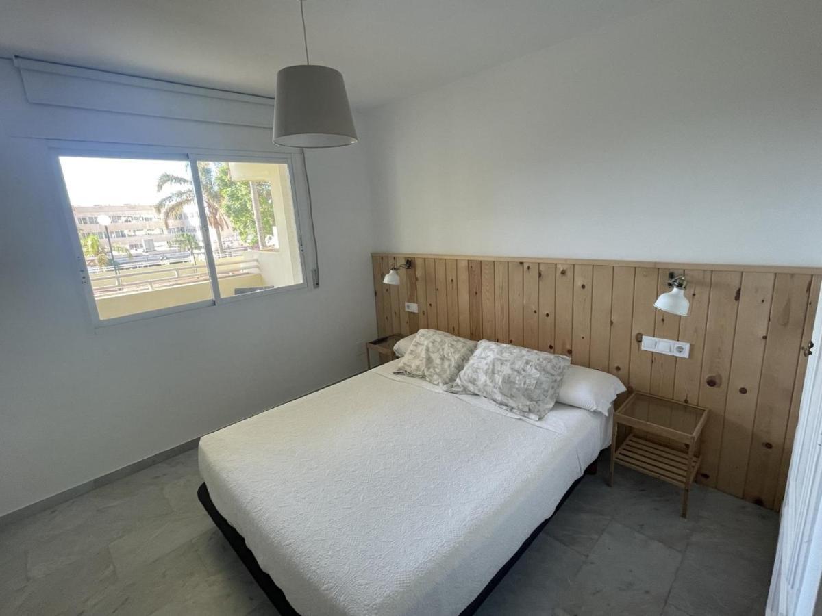 Apartamento En La Carihuela Con Piscina Y Parking, Al Lado De La Playa Leilighet Torremolinos Eksteriør bilde