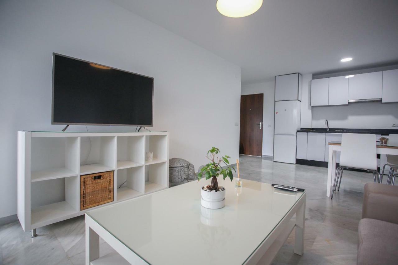 Apartamento En La Carihuela Con Piscina Y Parking, Al Lado De La Playa Leilighet Torremolinos Eksteriør bilde