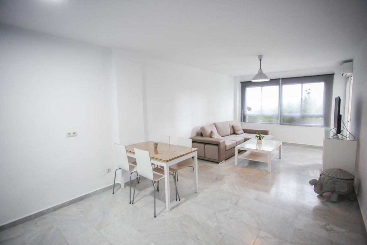 Apartamento En La Carihuela Con Piscina Y Parking, Al Lado De La Playa Leilighet Torremolinos Eksteriør bilde