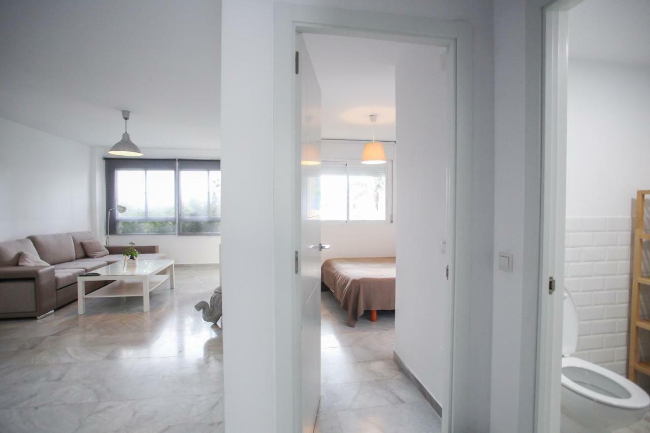 Apartamento En La Carihuela Con Piscina Y Parking, Al Lado De La Playa Leilighet Torremolinos Eksteriør bilde